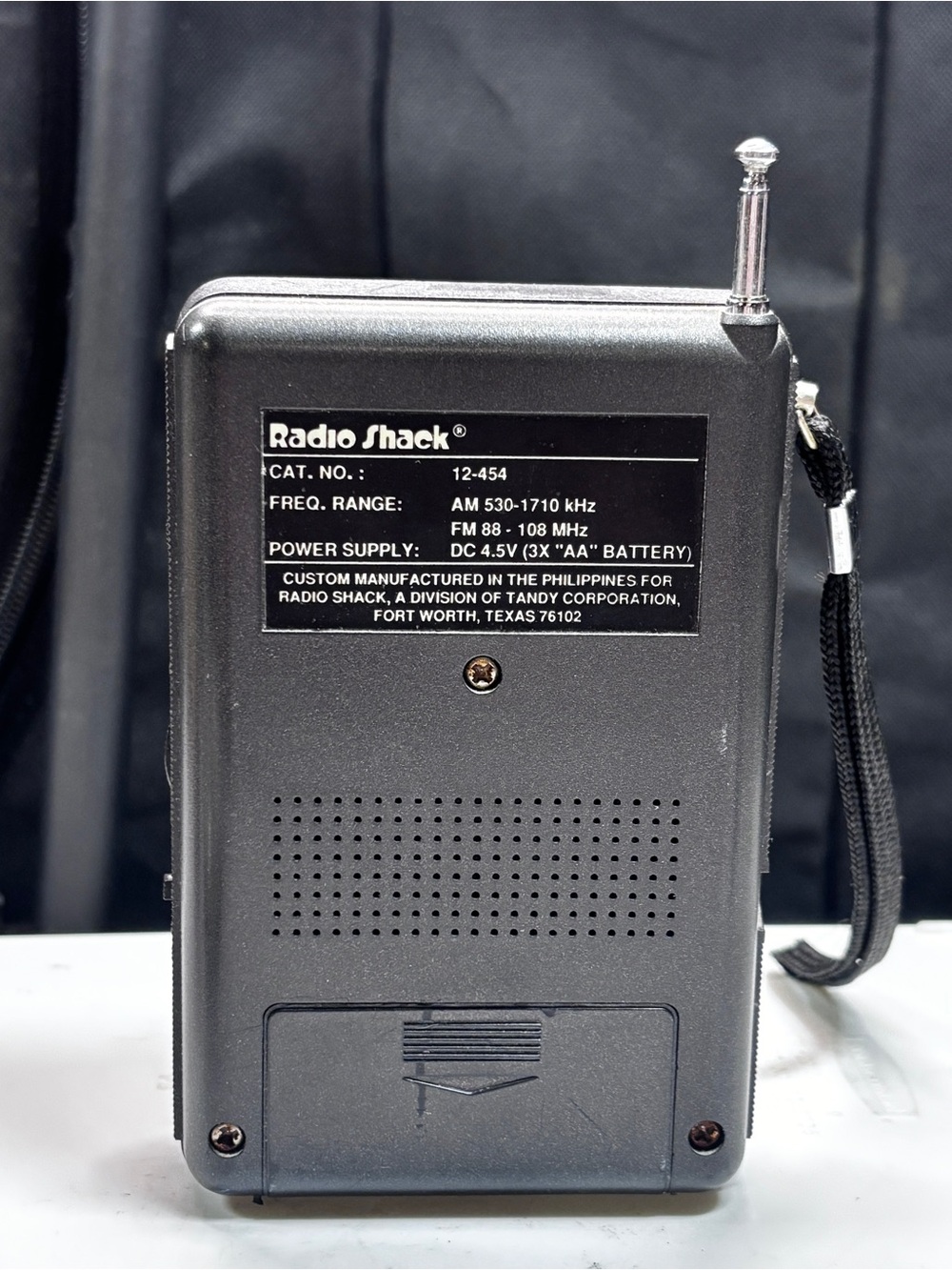Vintage Radio Shack Black Portable AM/FM Radio 12-454 Radio Shack  WORKS - Picture 3 of 7